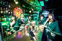 東京・新宿LOFTのバーカウンターに佇むMIGMA SHELTER。（撮影：Masayo）