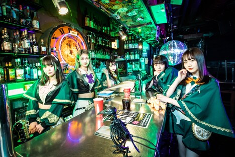 東京・新宿LOFTのバーカウンターに佇むMIGMA SHELTER。(撮影:Masayo)