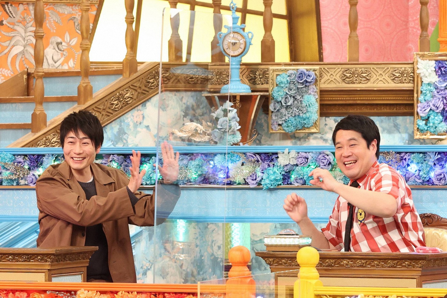 左から戸次重幸、タカ（タカアンドトシ）。(c)フジテレビ