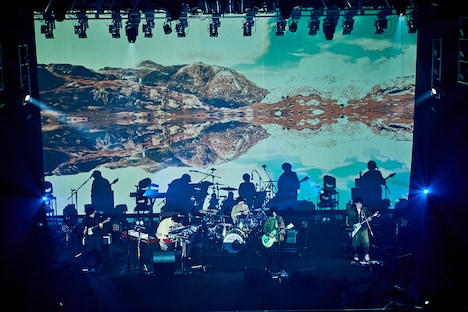 「マカロック振替配信ワンマン ～Zepp横浜から希望を込めて～」の様子。（撮影：酒井ダイスケ）