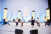 「YANO MUSIC FESTIVAL 2021 ～ヤノフェス 歌うスタジオ～」MCとバックバンド。左から村田シゲ（B）、小松シゲル、矢野博康、南波志帆、sugarbeans（Key）、八橋義幸（G）。（撮影：曽我美芽）