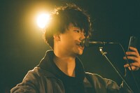 朗読を披露する田中雅功。（撮影：鈴木友莉）