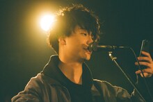 朗読を披露する田中雅功。（撮影：鈴木友莉）