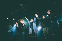 バンドメンバーと挨拶する田中雅功。（撮影：鈴木友莉）