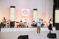 BEYOOOOONDS「眼鏡の男の子」を歌う矢野博康（左）と南波志帆（右）。（撮影：曽我美芽）