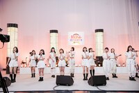 バンド演奏に乗せて「葛飾ラプソディー」を歌うBEYOOOOONDS。（撮影：曽我美芽）