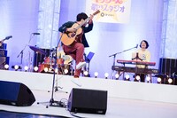 飛ぶ堂島孝平。（撮影：曽我美芽）