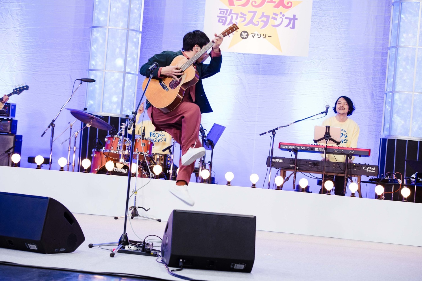 飛ぶ堂島孝平。（撮影：曽我美芽）