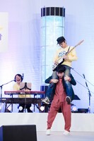 八橋義幸（上）を肩車する堂島孝平（下）。（撮影：曽我美芽）