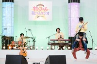 ギタリストを担ぐ堂島孝平。（撮影：曽我美芽）
