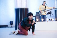 立ち上がる堂島孝平。（撮影：曽我美芽）