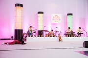 床に寝そべる堂島孝平。(撮影:曽我美芽)