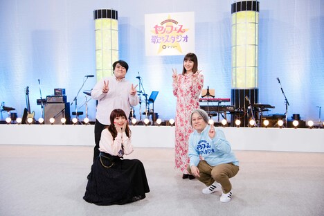 トーク後の記念撮影。左上から時計回りに澤部渡(スカート)、土岐麻子、矢野博康、南波志帆。(撮影:曽我美芽)