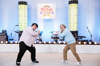 記念撮影する澤部渡（スカート / 左）と矢野博康（右）。（撮影：曽我美芽）