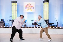 記念撮影する澤部渡（スカート / 左）と矢野博康（右）。（撮影：曽我美芽）