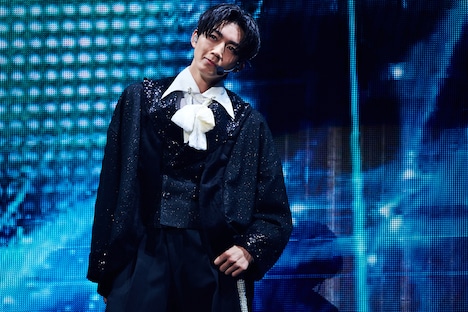 長妻怜央（Key, Vo）（撮影：前田学）