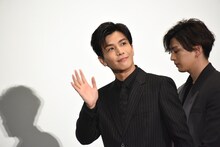 左から岩田剛典、新田真剣佑。