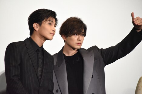 ムービーカメラを探す岩田剛典と新田真剣佑。