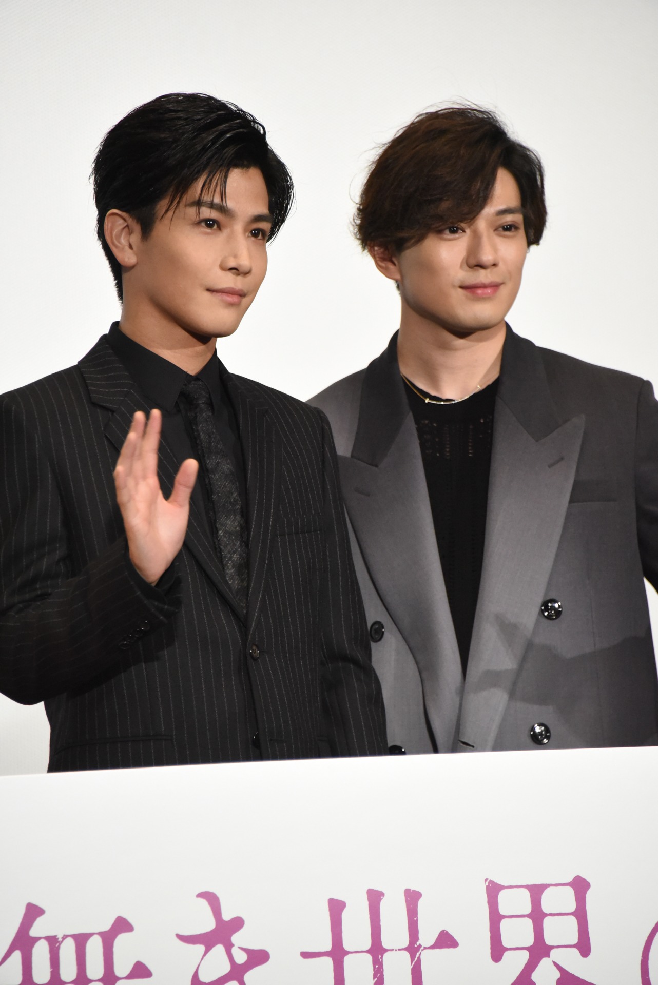 左から岩田剛典、新田真剣佑。