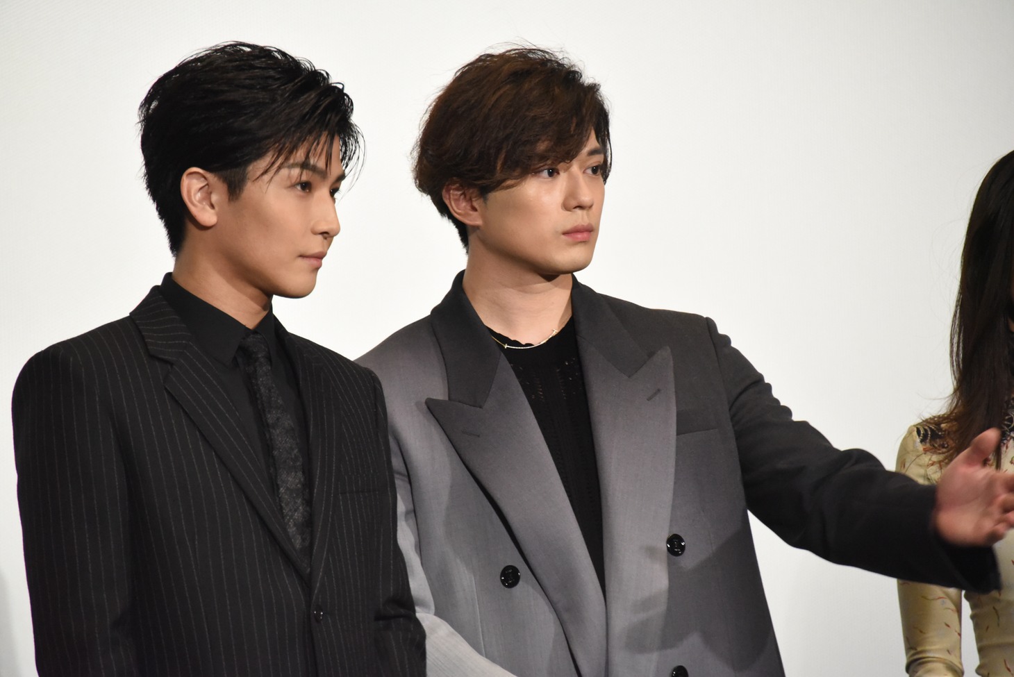 スチールカメラを探す岩田剛典と新田真剣佑。