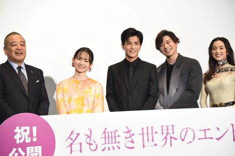 左から佐藤祐市、山田杏奈、岩田剛典、新田真剣佑、中村アン。