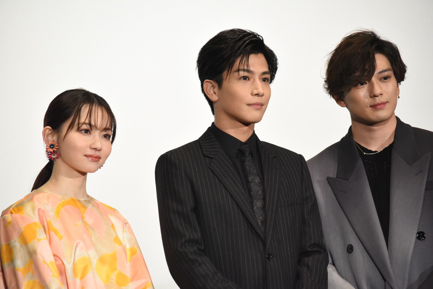 左から山田杏奈、岩田剛典、新田真剣佑。