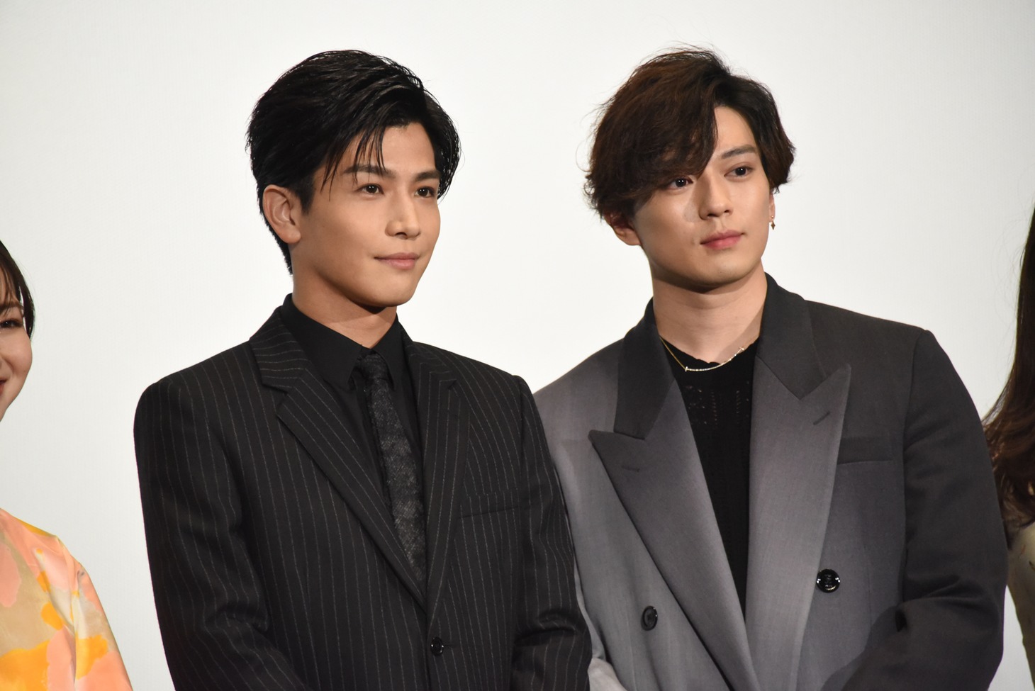 左から岩田剛典、新田真剣佑。