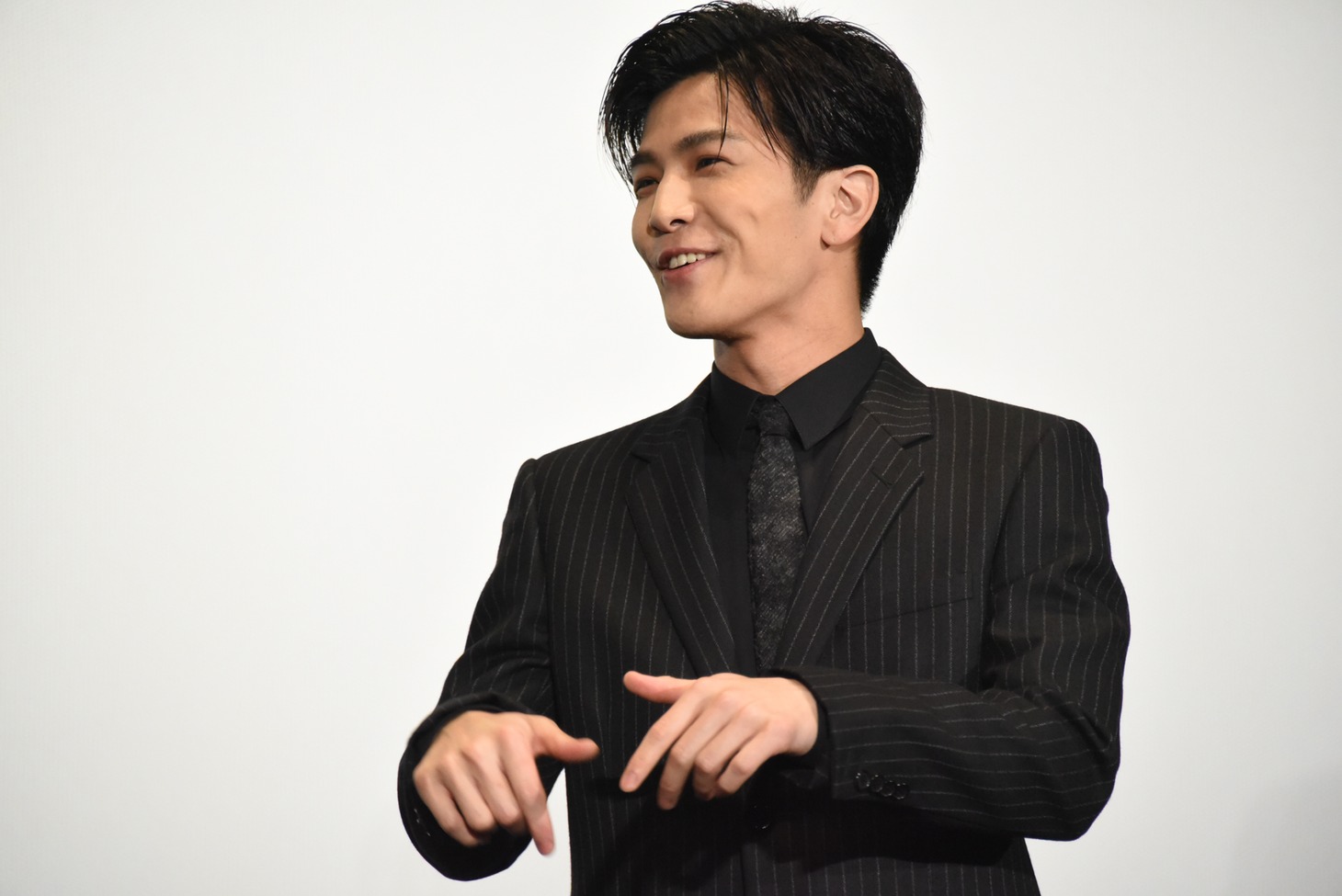 床を指差す岩田剛典。