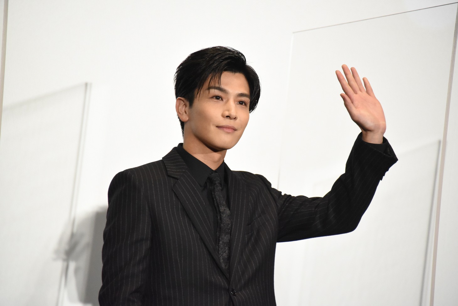 手を振る岩田剛典。