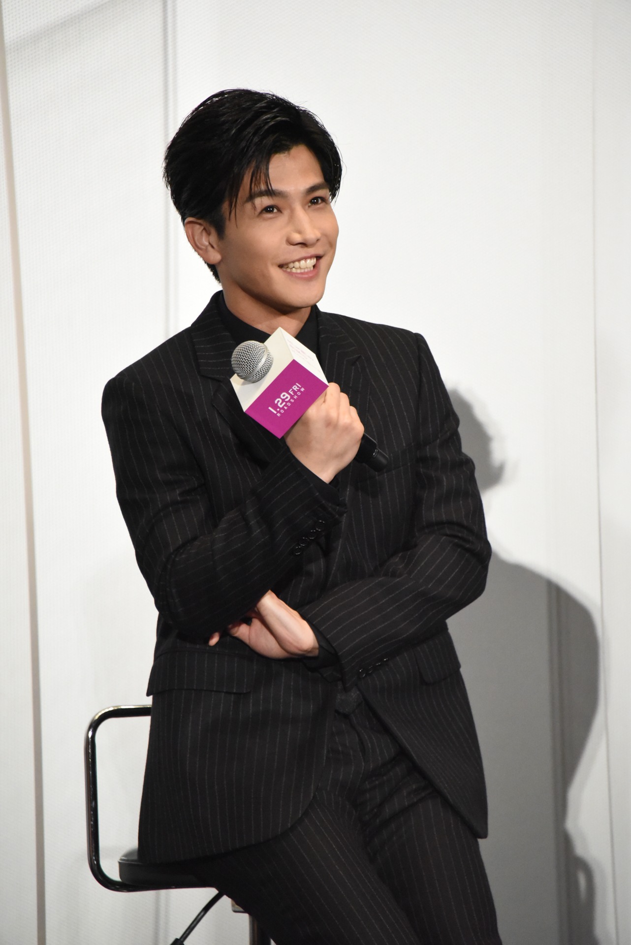 笑う岩田剛典。