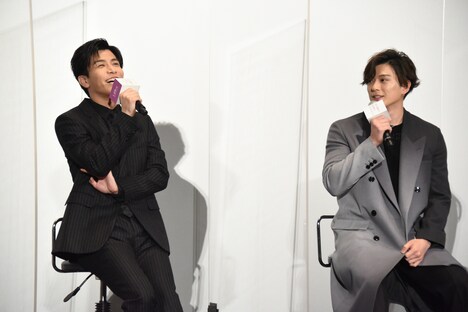 左から岩田剛典、新田真剣佑。