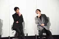 左から岩田剛典、新田真剣佑。