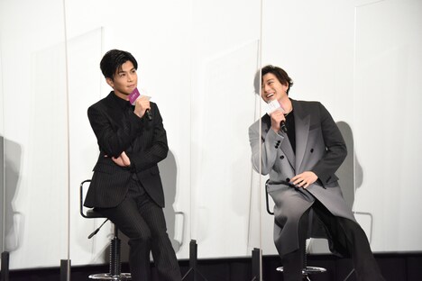 ドッキリの話題で盛り上がる岩田剛典と新田真剣佑。