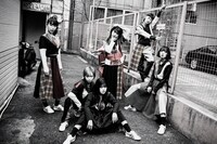 人気画像3位は「BiSH、タータンチェック柄の衣装で再び渋谷のラブホ街に」より、BiSH。