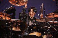 萩谷慧悟（Dr, Vo）（撮影：前田学）