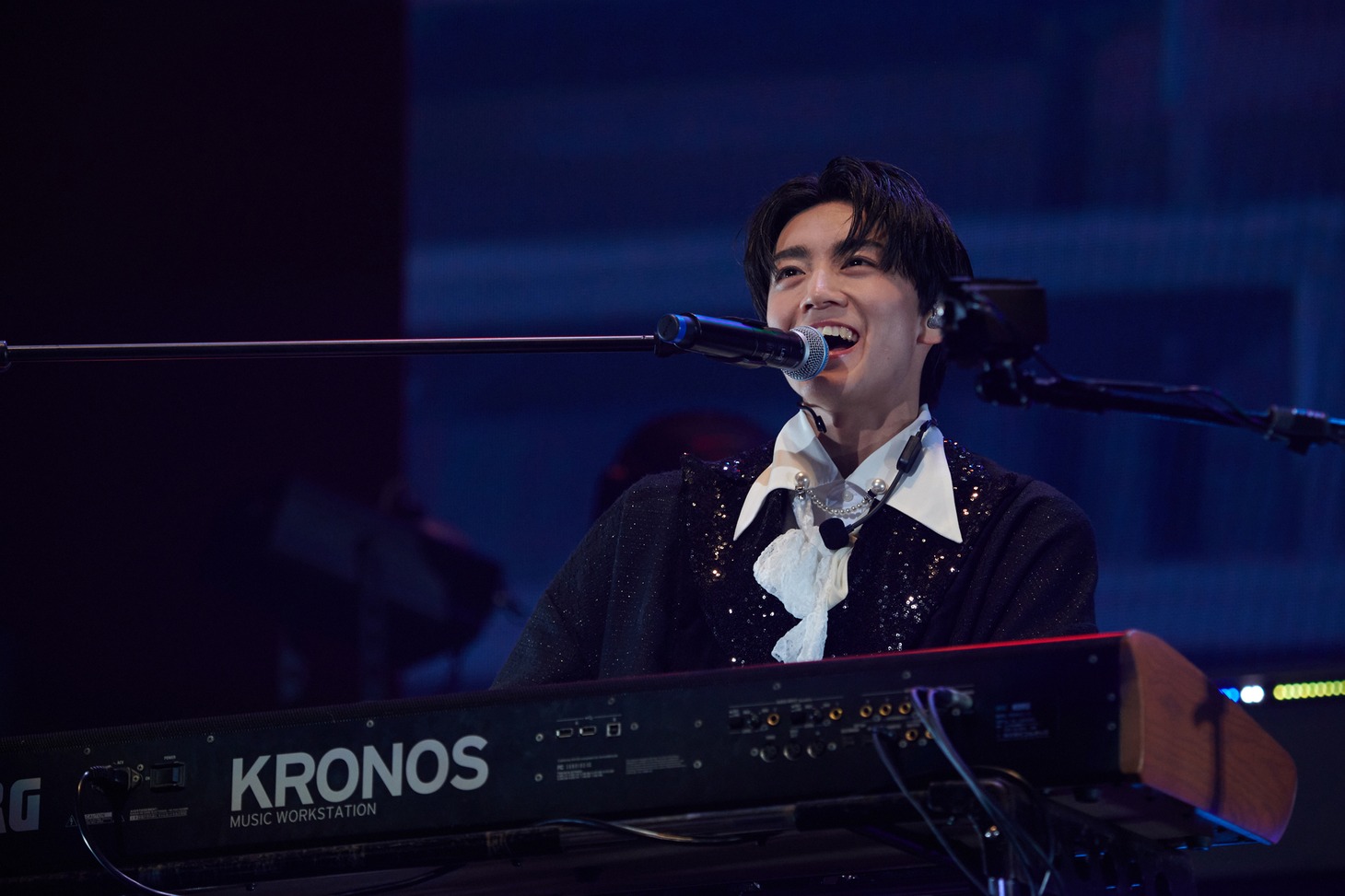 長妻怜央（Key, Vo）（撮影：前田学）