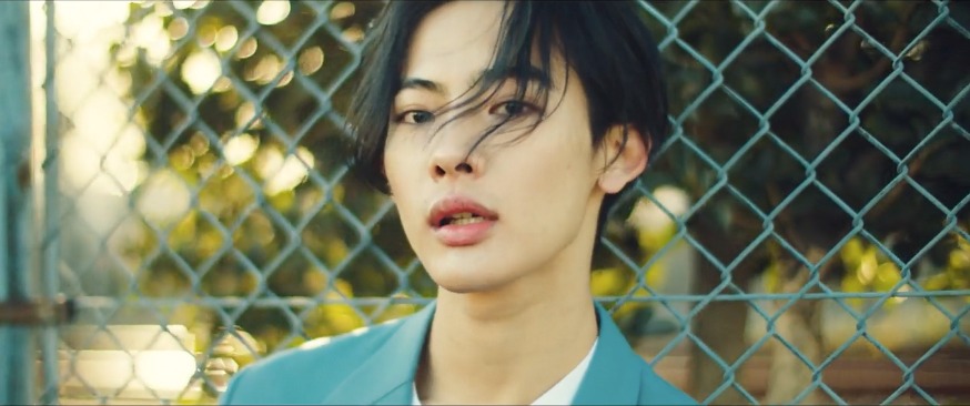 NOA「Too Young」ミュージックビデオより。