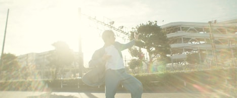 NOA「Too Young」ミュージックビデオより。