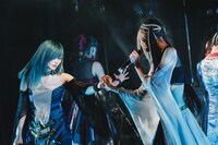 ノア・ロンドと手を取り合って歌うDKI。（Photo by nishinaga "saicho” isao）