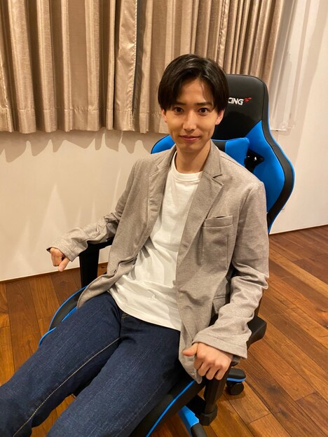 TAKA（CUBERS）のCMオフショット。