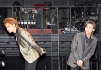 ライブビューイング中継のカメラを探す上田竜也（左）と堂本光一（右）。