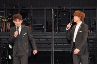 左から松崎祐介、越岡裕貴。