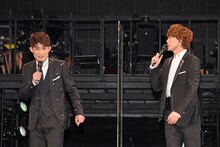 左から松崎祐介、越岡裕貴。