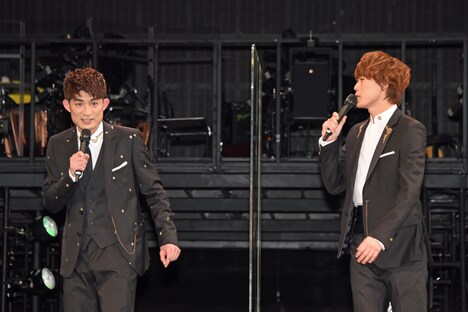 左から松崎祐介、越岡裕貴。