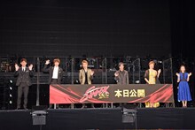 「Endless SHOCK」舞台挨拶の様子。左から松崎祐介、越岡裕貴、上田竜也、堂本光一、前田美波里、梅田彩佳。