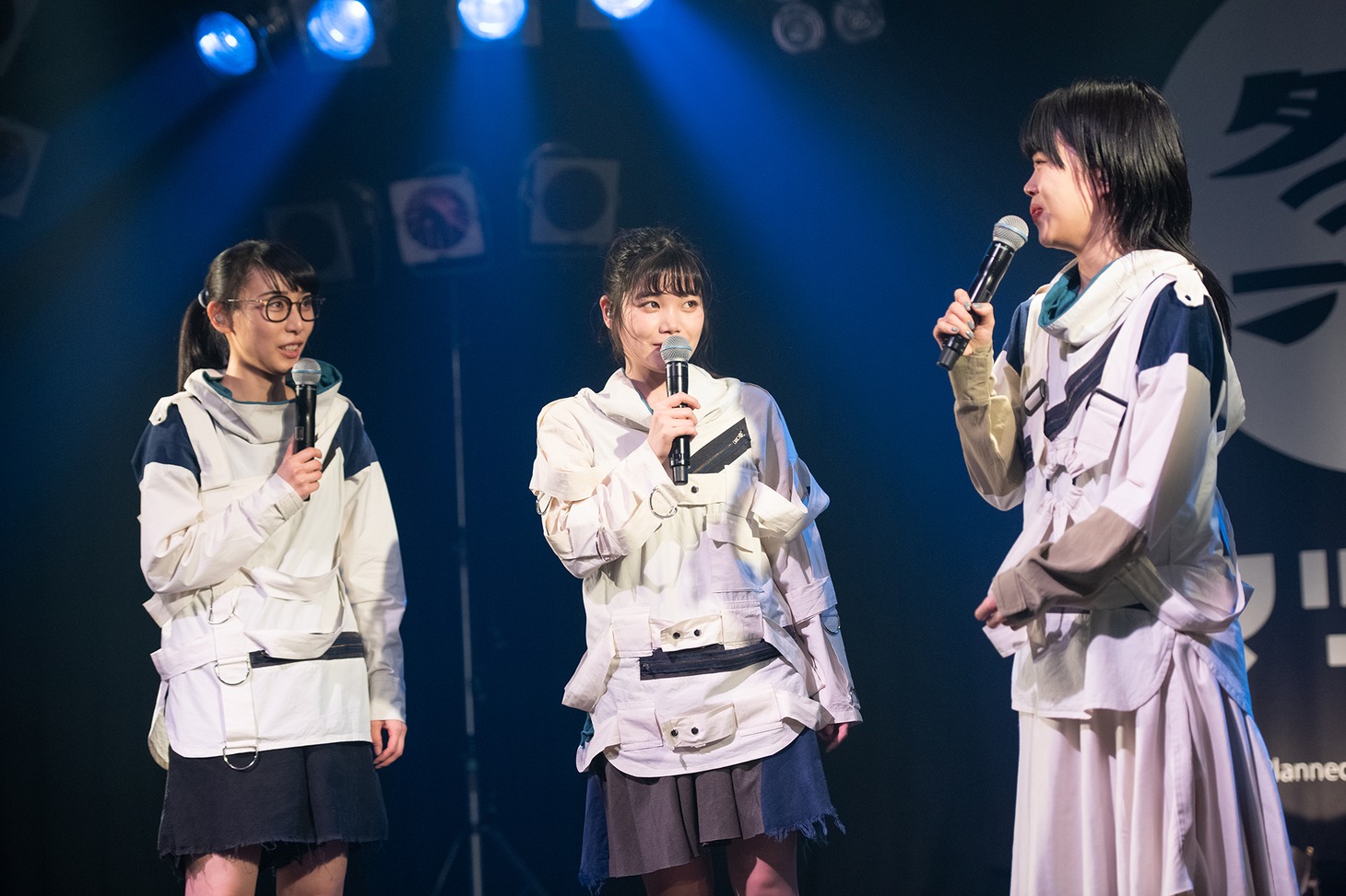 急におじさんになるアイナ・ジ・エンド（右）。