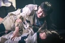 アイナ・ジ・エンド（下）に覆い被さるリンリン（上）。