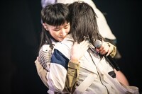 抱き合うリンリンとアイナ・ジ・エンド。