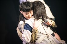 抱き合うリンリンとアイナ・ジ・エンド。