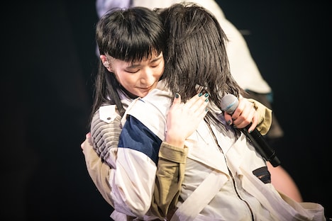 抱き合うリンリンとアイナ・ジ・エンド。